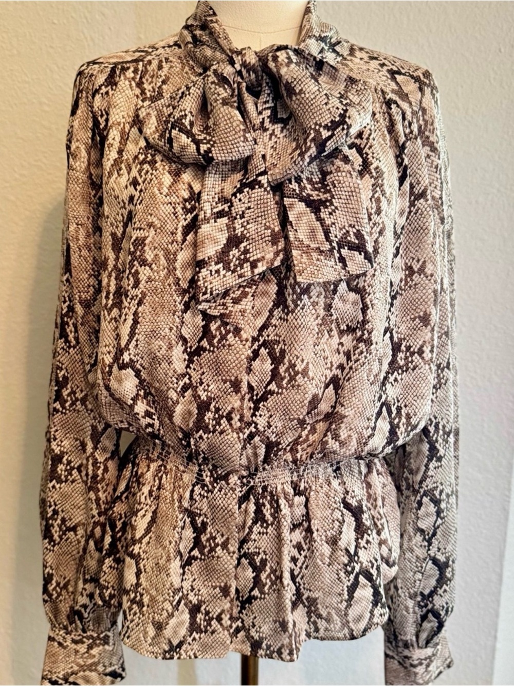 Frame 100% silk tie neck peplum blouse SZ M